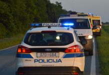Motociklist (35) zbog neprilagođene brzine sletio s ceste, teško ozlijeđena suvozačica