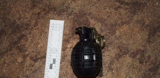 U hrpi otpada pronađena ručna bomba u originalnoj ambalaži