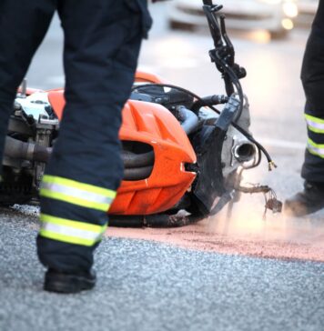 U zavoju izgubio nadzor nad motociklom, udario u betonski ulaz i teško se ozlijedio