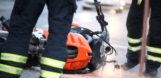 Teško ozlijeđena 17-godišnja putnica nakon slijetanja motocikla s ceste kod Našica
