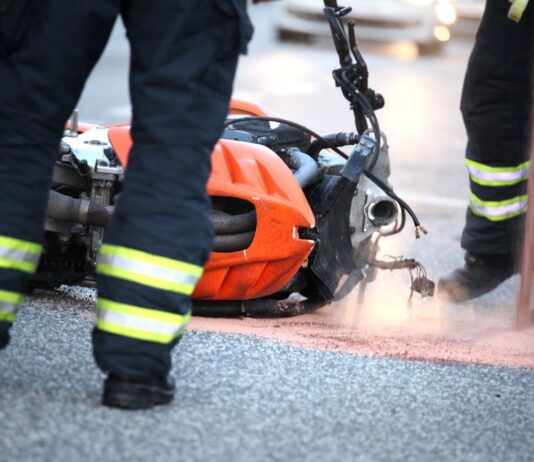 U zavoju izgubio nadzor nad motociklom, udario u betonski ulaz i teško se ozlijedio