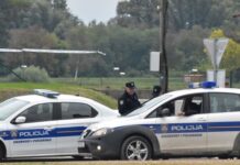 Policajka službenim vozilom udarila u parkirani automobil