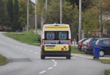 Automobil udario biciklista, vozač je odbačen preko vjetrobranskog stakla i teško ozlijeđen