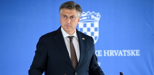 Plenković presjekao raspravu oko Pariza: Policija ide na mimohod umjesto vojske