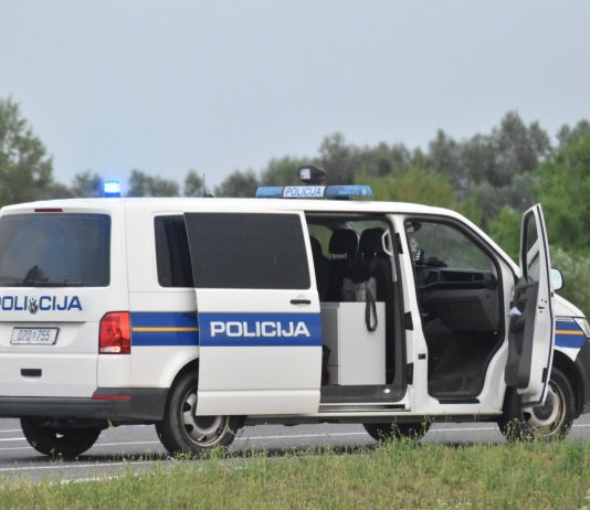 Policija traži svjedoke: Nepoznati vozač Volkswagena naletio na pješaka na D7