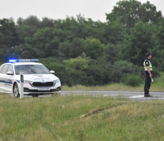 Kod Kutjeva automobil sletio s ceste, jedna osoba ozlijeđena