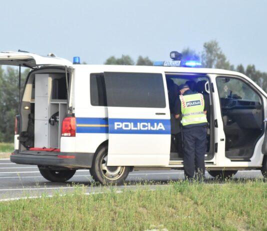 Prometna nesreća nedaleko od Sl. Broda: Osobni automobil naletio na biciklista