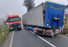 Kamion sletio s ceste, drugi ostao zaglavljen, promet bio obustavljen tri sata