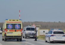 28-godišnjak jurio pa udario u vozilo ispred sebe i sletio s ceste, teško je ozlijeđen