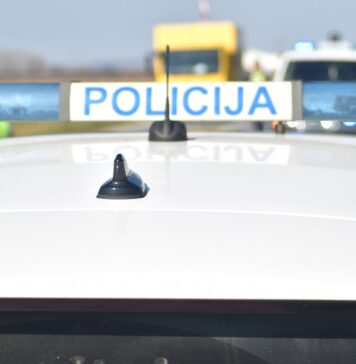Jedna osoba ozlijeđena u sudaru dva automobila kod Pleternice, cesta zatvorena za promet
