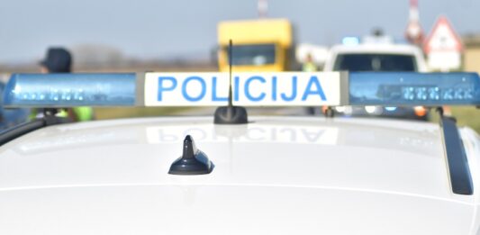 Jedna osoba ozlijeđena u sudaru dva automobila kod Pleternice, cesta zatvorena za promet