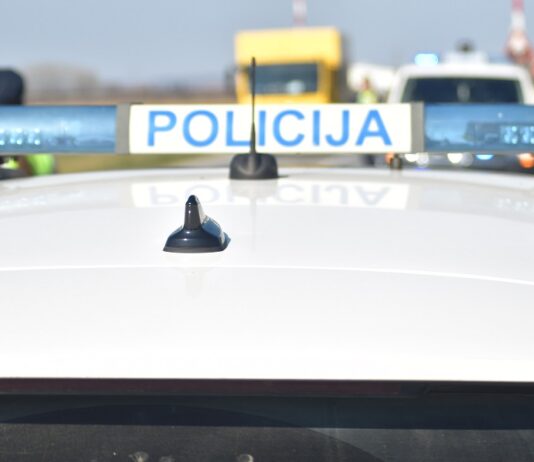 Jedna osoba ozlijeđena u sudaru dva automobila kod Pleternice, cesta zatvorena za promet