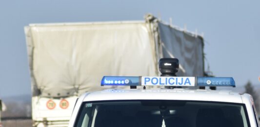 Pijan s 2,11 promila sletio kamionom u kanal kod Đakova, prikolica završila na boku