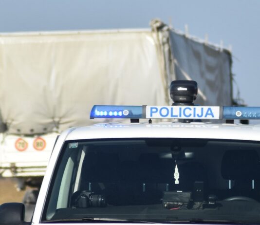 Pijan s 2,11 promila sletio kamionom u kanal kod Đakova, prikolica završila na boku