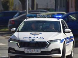 Pijani traktorist s 2,54 promila udario u parkirani automobil i zabio ga u zid kuće