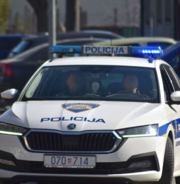 Pijani traktorist s 2,54 promila udario u parkirani automobil i zabio ga u zid kuće