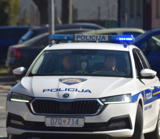 Pijani traktorist s 2,54 promila udario u parkirani automobil i zabio ga u zid kuće