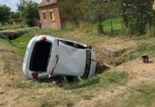Vozilo završilo na boku, vatrogasci ulazili kroz prtljažnik da spase unesrećenog