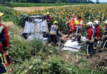 Autom sletio na krov, vozača spašavali vatrogasci