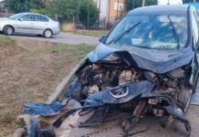 Vozač sletio s ceste i udario u prometni znak i rasvjetni stup, prevezen u bolnicu