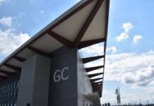 U olujnom nevremenu u Osijeku oštećeno krovište Gospodarskog centra Osječko-baranjske županije