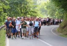 Više od 500 hodočasnika pješice stiglo u Voćin – misu predvodi biskup Martinović