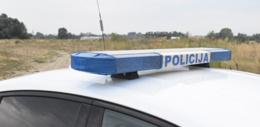 Pijan vozio makadamskom cestom prema Orahovici pa završio u odvodnom kanalu