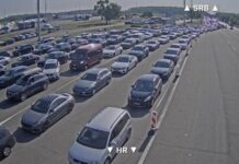 HAK: Kolona osobnih i teretnih vozila na Bajakovu kilometar