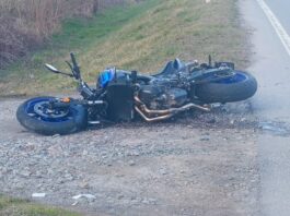 Motociklist teško ozlijeđen: vozio na stražnjem kotaču pa pao s putnicom