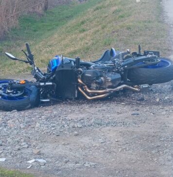 Motociklist teško ozlijeđen: vozio na stražnjem kotaču pa pao s putnicom