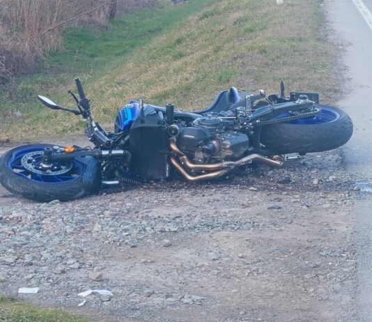 Motociklist teško ozlijeđen: vozio na stražnjem kotaču pa pao s putnicom