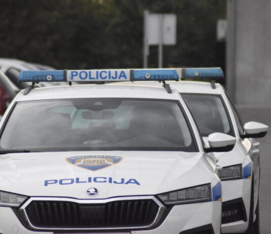 Pijani muškarci bez povoda napali dvojicu na području Slavonskog Broda u ugostiteljskom objektu, jedan teško ozlijeđen
