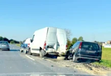 Troje ozlijeđenih u lančanom sudaru: Mladi vozač zabio se u zaustavljeni kombi