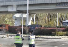 Izgubio nadzor i uletio u kružni tok, automobil završio u živici