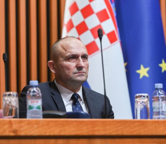 Anušićev MORH povlači potez: Poništava nabavu madraca nakon otkrića da stižu iz Srbije