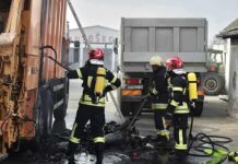 Vatrogasci gasili požar komunalnog kamiona u Petrijevcima