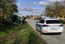 Prometna nesreća u Vardarcu: Kamion pun tereta sletio u kanal