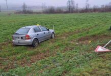 Pretjecala kolonu, udarila pješaka pa pobjegla s mjesta nesreće: tri minute kasnije sletjela s ceste i završila u bolnici