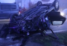 Automobil završio na krovu nakon slijetanja, ozlijeđene dvije osobe