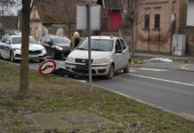 Prometna nesreća u Vardarcu: Vozač sletio na bankinu i udario u prometni znak, nema ozlijeđenih