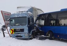 U sudaru autobusa i kamiona ozlijeđen vozač