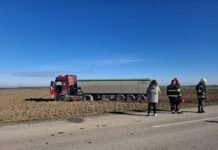 Nedaleko od Vinkovaca pronađen kamion na polju, vozač preminuo u bolnici