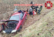 Osobni automobil u kanalu, četiri osobe bile u vozilu