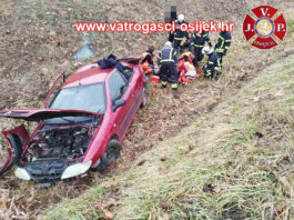 Osobni automobil u kanalu, četiri osobe bile u vozilu