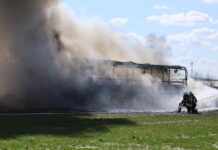 Veliki požar kod Koprivnice: Gori metalni otpad, jedan autobus potpuno izgorio