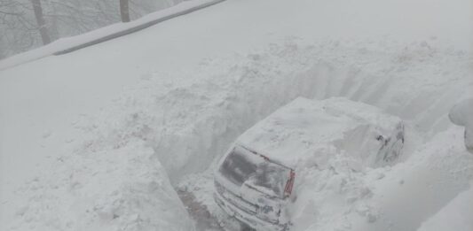 Papuk pod snježnim udarom: nanosi prelaze 150 centimetara, ceste zatvorene za promet