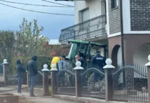Vozač traktora zbog brzine izgubio nadzor nad vozilom i zabio se u kuću