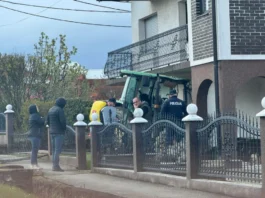 Vozač traktora zbog brzine izgubio nadzor nad vozilom i zabio se u kuću