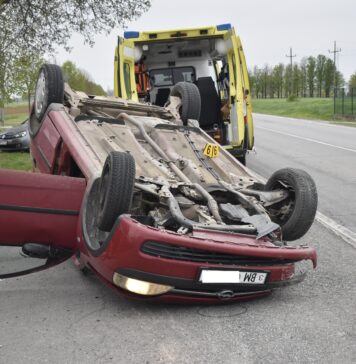 Policija otkrila detalje: Nepropisno pretjecanje i skretanje bez opreza doveli do prevrtanja auta