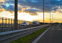 Teška prometna na osječkoj obilaznici: automobil se zabio u kamion, ozlijeđeni prevezeni u KBC Osijek